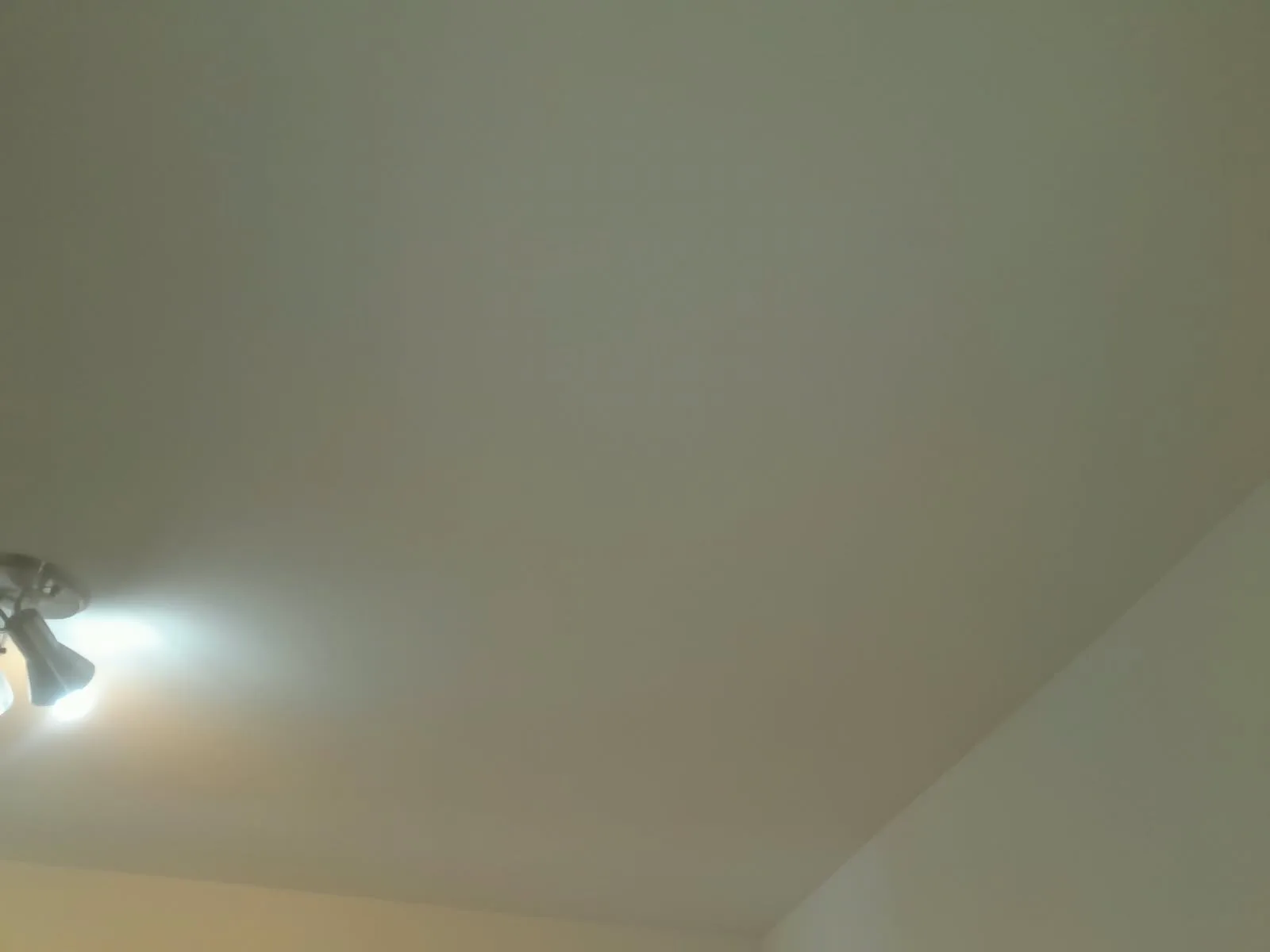 Teto liso pintado, com luminária