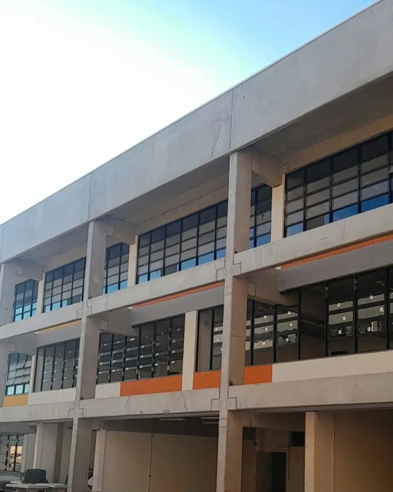 Fachada de três andares com faixas laranja